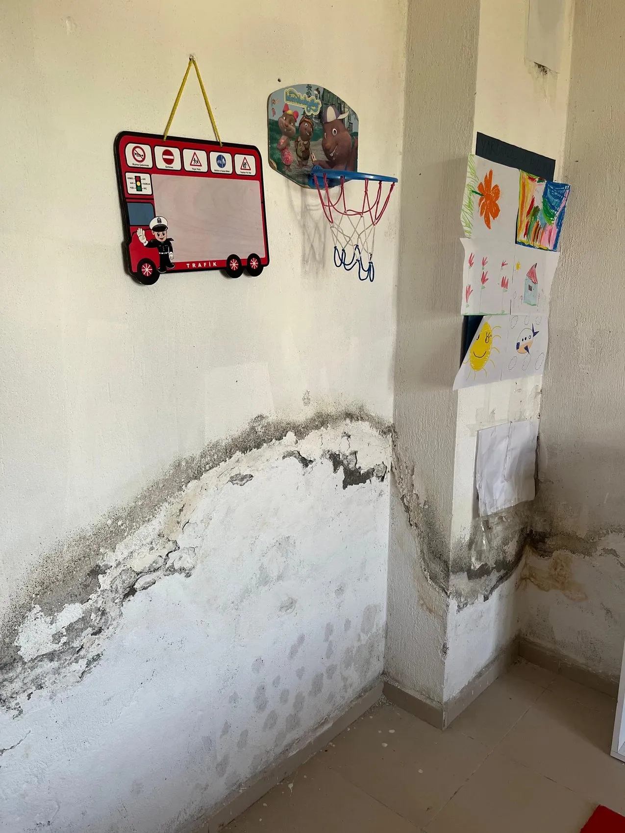 Sahneledikleri oyunun geliriyle ilkokulu baştan sona yenilediler