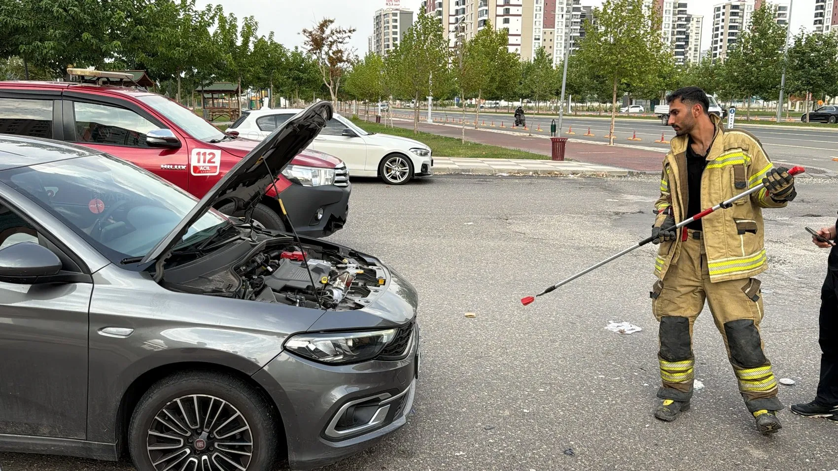 Diyarbakırda otomobilin kaputuna giren yılanı vatandaşlar kendi çabalarıyla çıkardı