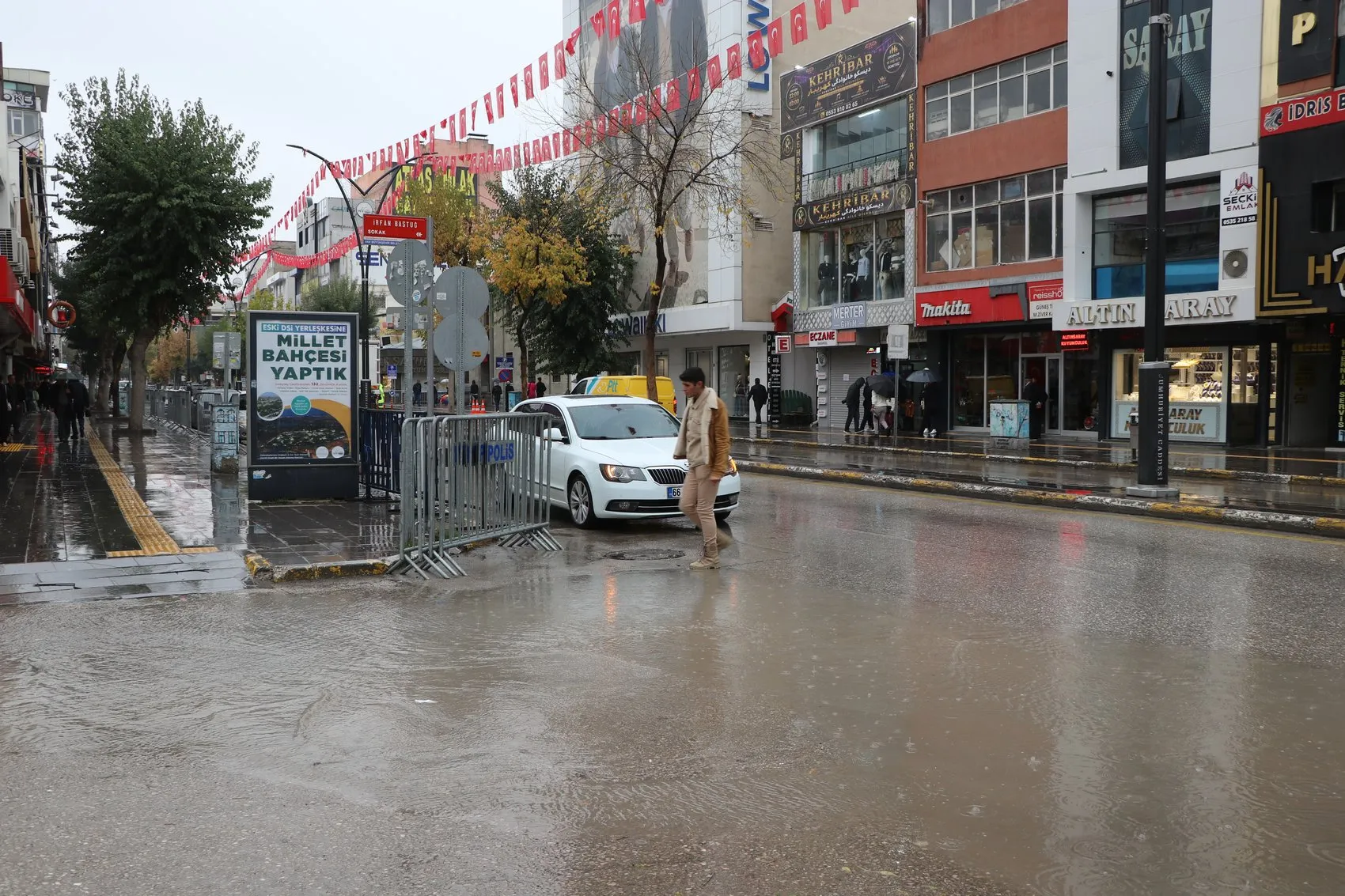 Van'da 29 Ekim kutlamaları yağış nedeniyle kapalı alana taşındı