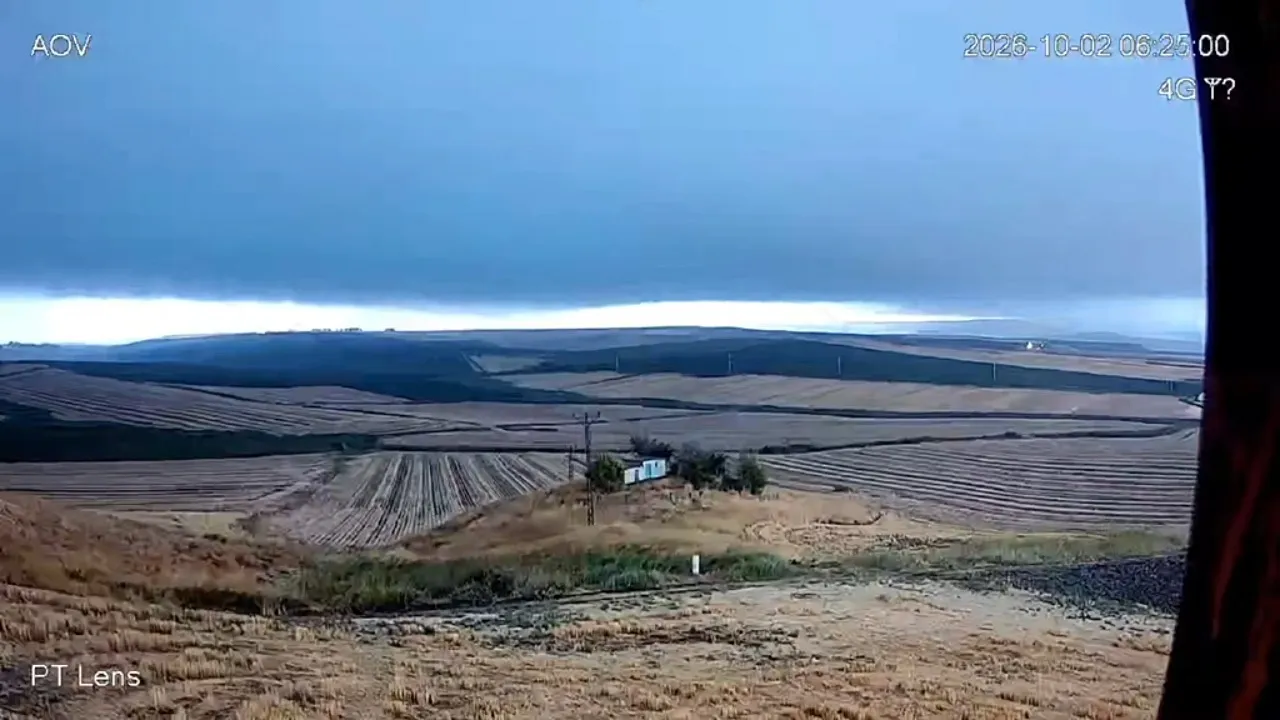 Diyarbakırda şiddetli fırtına cami minaresini evin üzerine devirdi