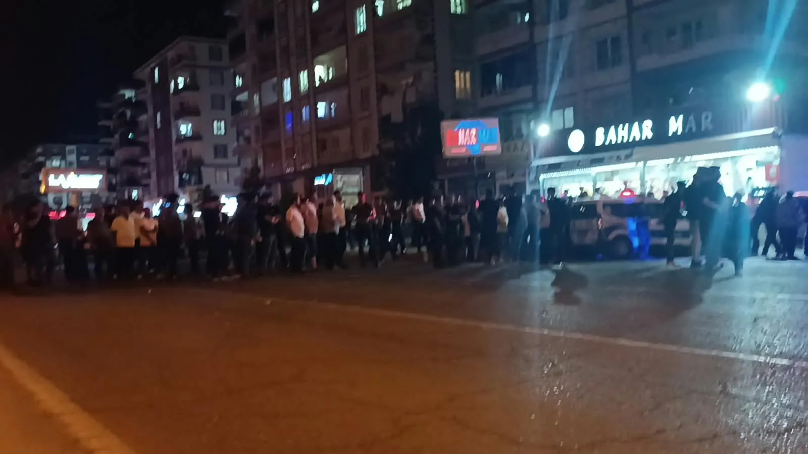Batman'da kaza sonrası mahalleli yolu trafiğe kapattı