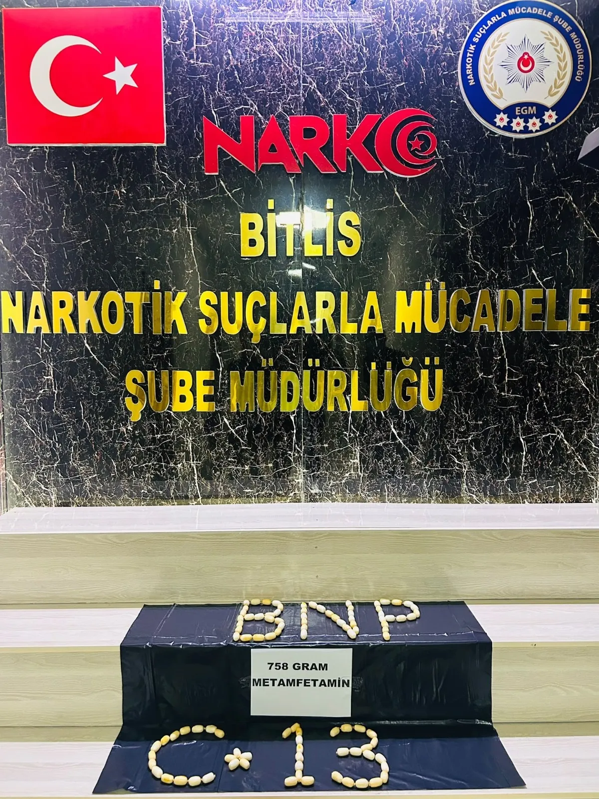 Tatvan'da yolcu otobüsünde yakalanan şüphelinin midesinden uyuşturucu çıktı