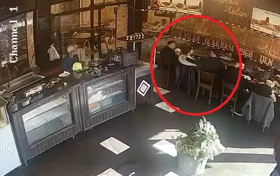Diyarbakırda ciğercide nefes borusuna salatalık kaçan müşteri kurtarıldı