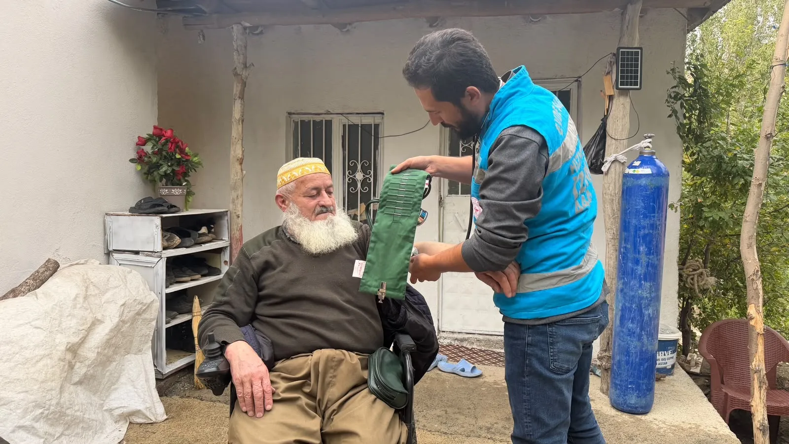 Kazak doktor Hakkari sınırında şifa dağıtıyor