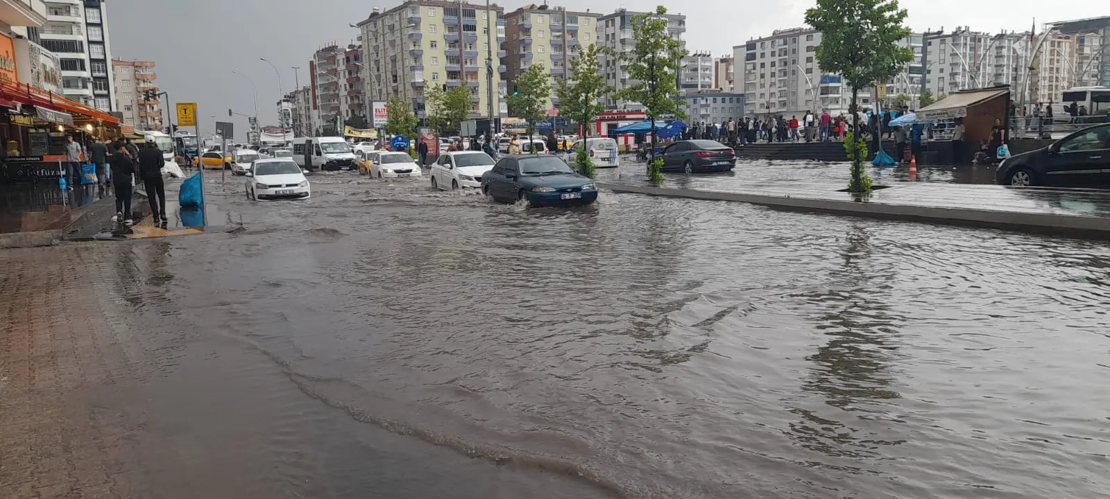 Diyarbakır'da dolu ve sağanak: Birçok ev ve işyeri sular altında