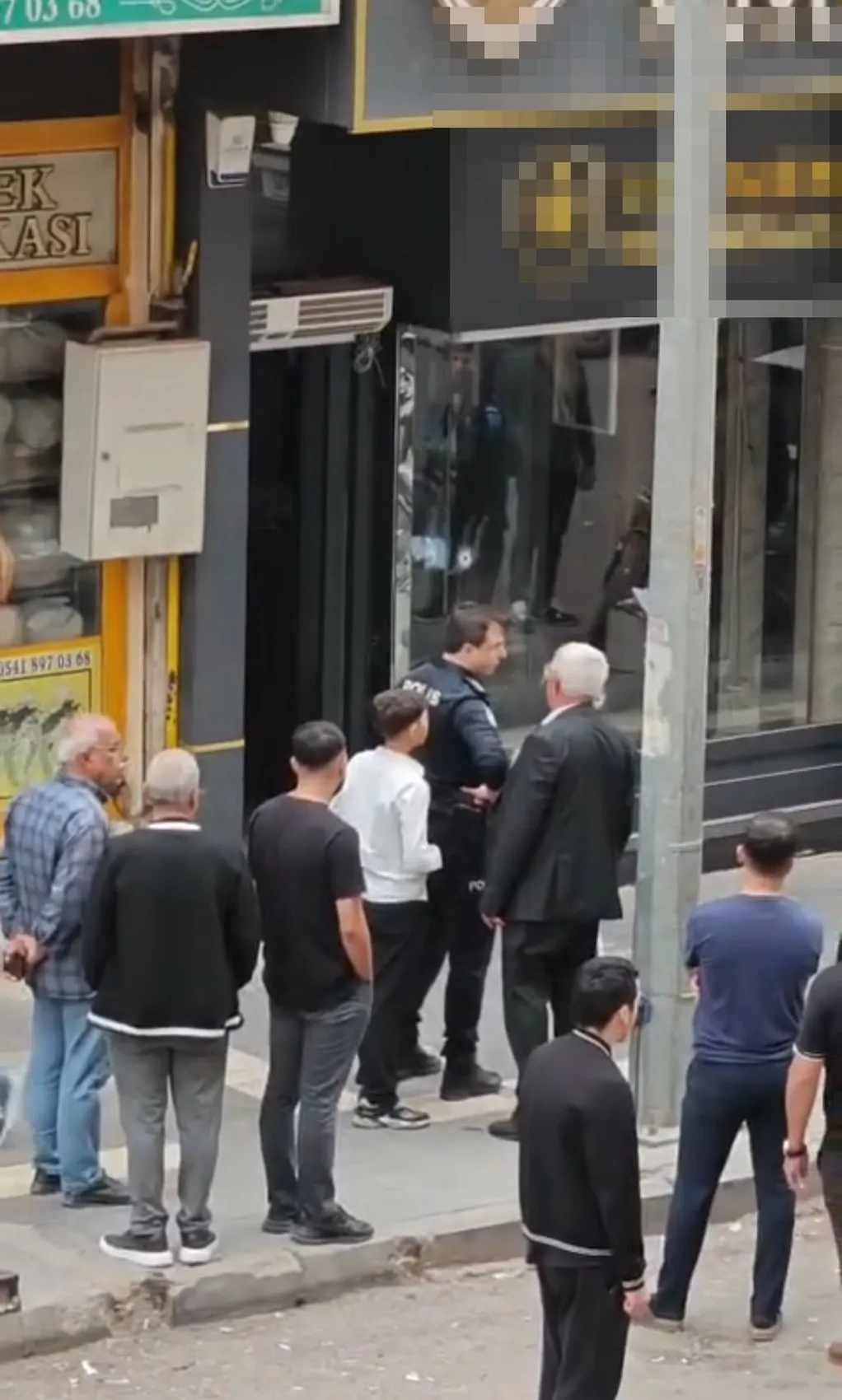 Mardin Kızıltepe'de kuyumcu dükkanına gece saatlerinde silahlı saldırı düzenlendi