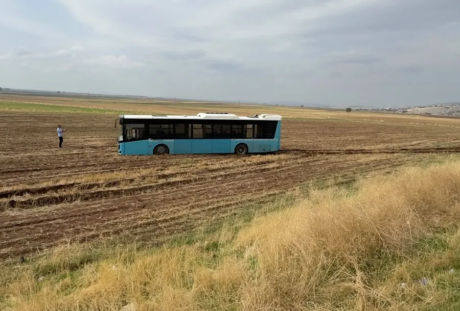 Diyarbakır'da yolcu otobüsü kontrolden çıkarak tarlaya girdi