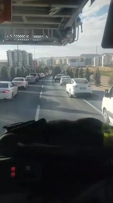 Mardin trafiğinde örnek davranış: Sürücüler itfaiyeye yol açtı