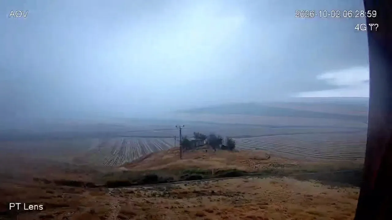 Diyarbakırda şiddetli fırtına cami minaresini evin üzerine devirdi