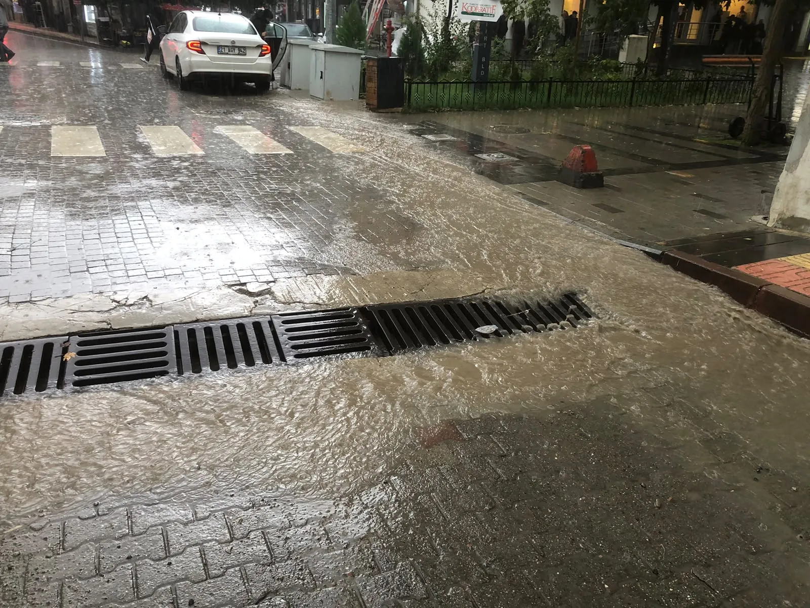 Siirt'te sağanak ve dolu yağışı günlük yaşamı felç etti