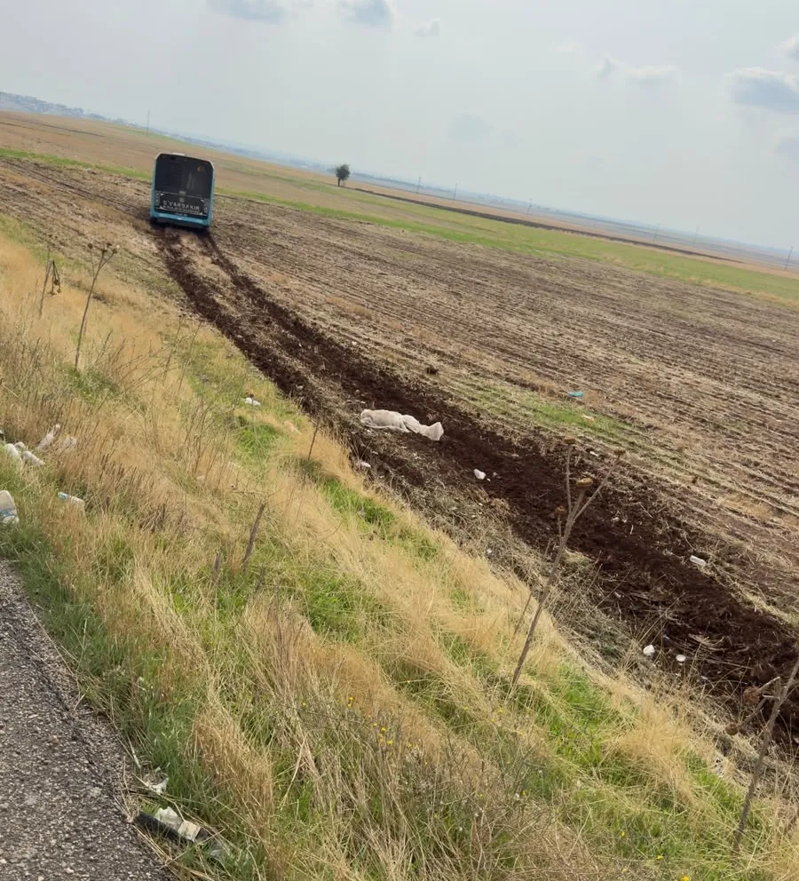 Diyarbakır'da yolcu otobüsü kontrolden çıkarak tarlaya girdi