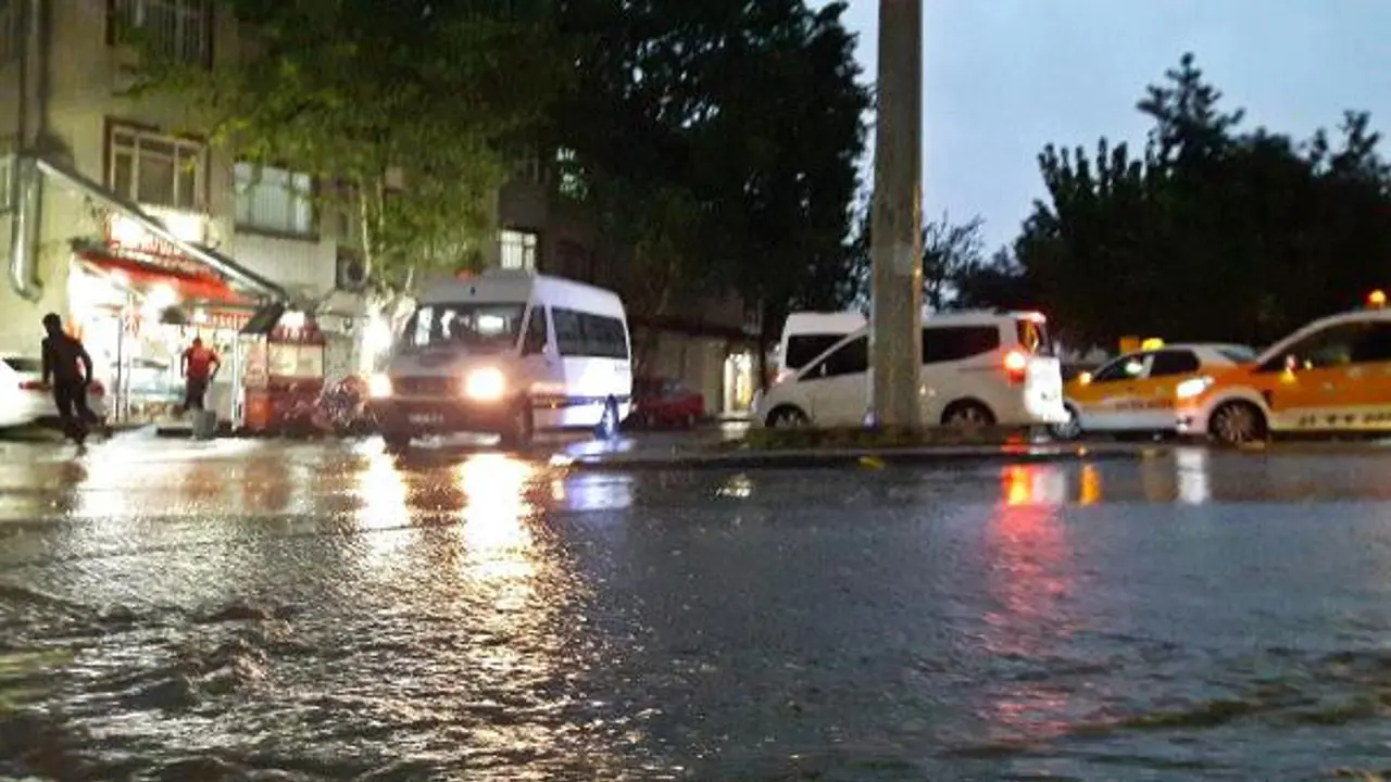 Diyarbakır sokaklarını su bastı, Yağmur duasına çıkmışlardı