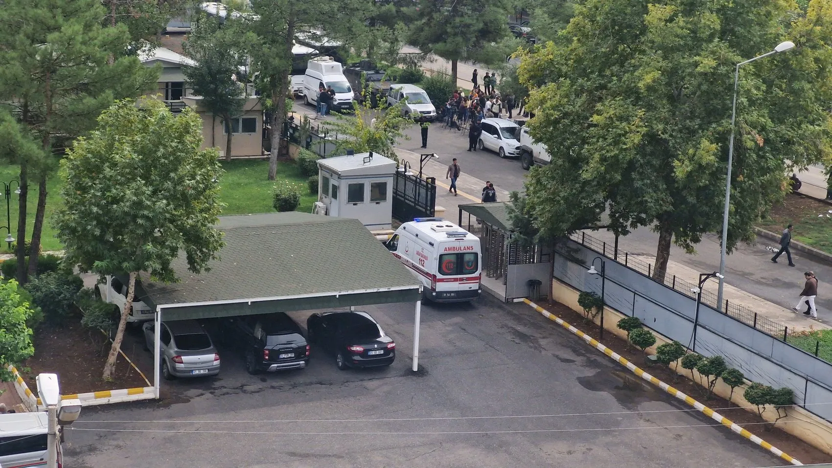Diyarbakır Adliyesi koridorunda tekme ve yumruklu kavga
