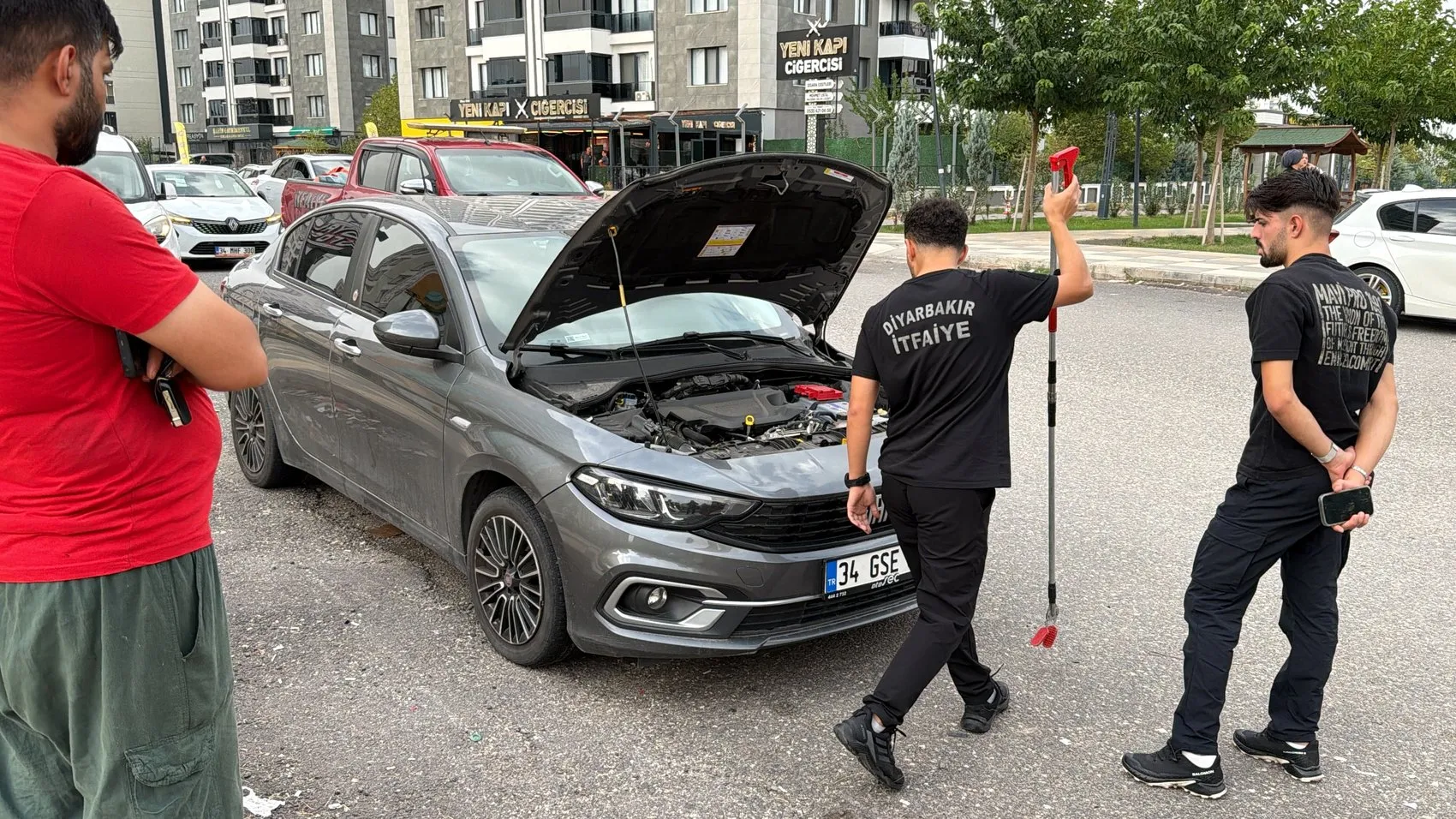 Diyarbakırda otomobilin kaputuna giren yılanı vatandaşlar kendi çabalarıyla çıkardı