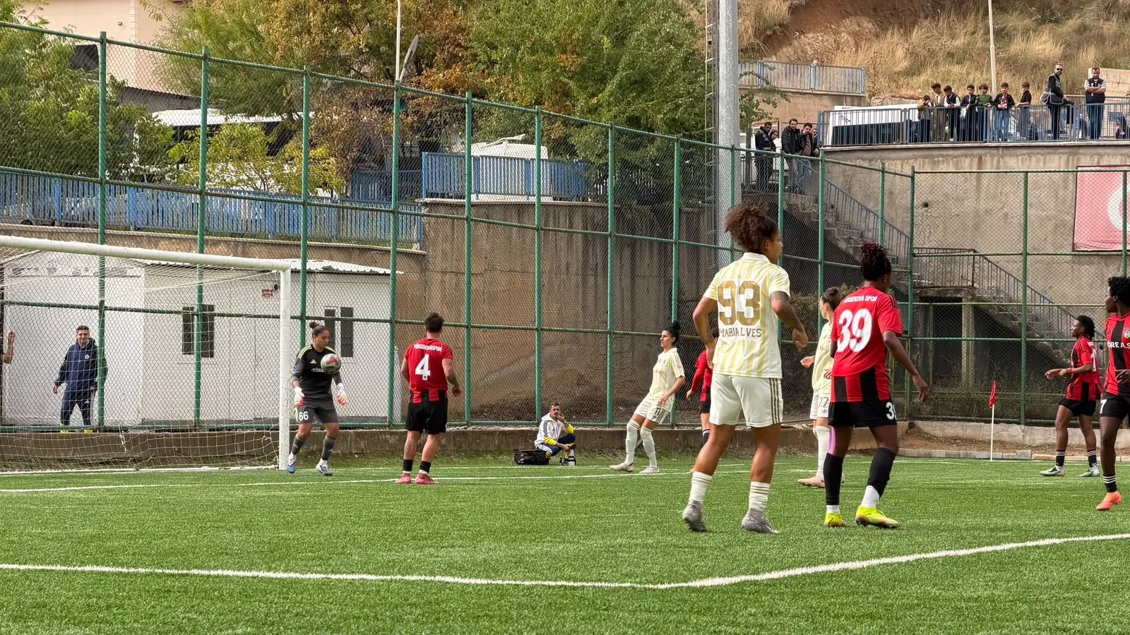 Yüksekova Spor evinde lider Fenerbahçe ile puanları paylaştı