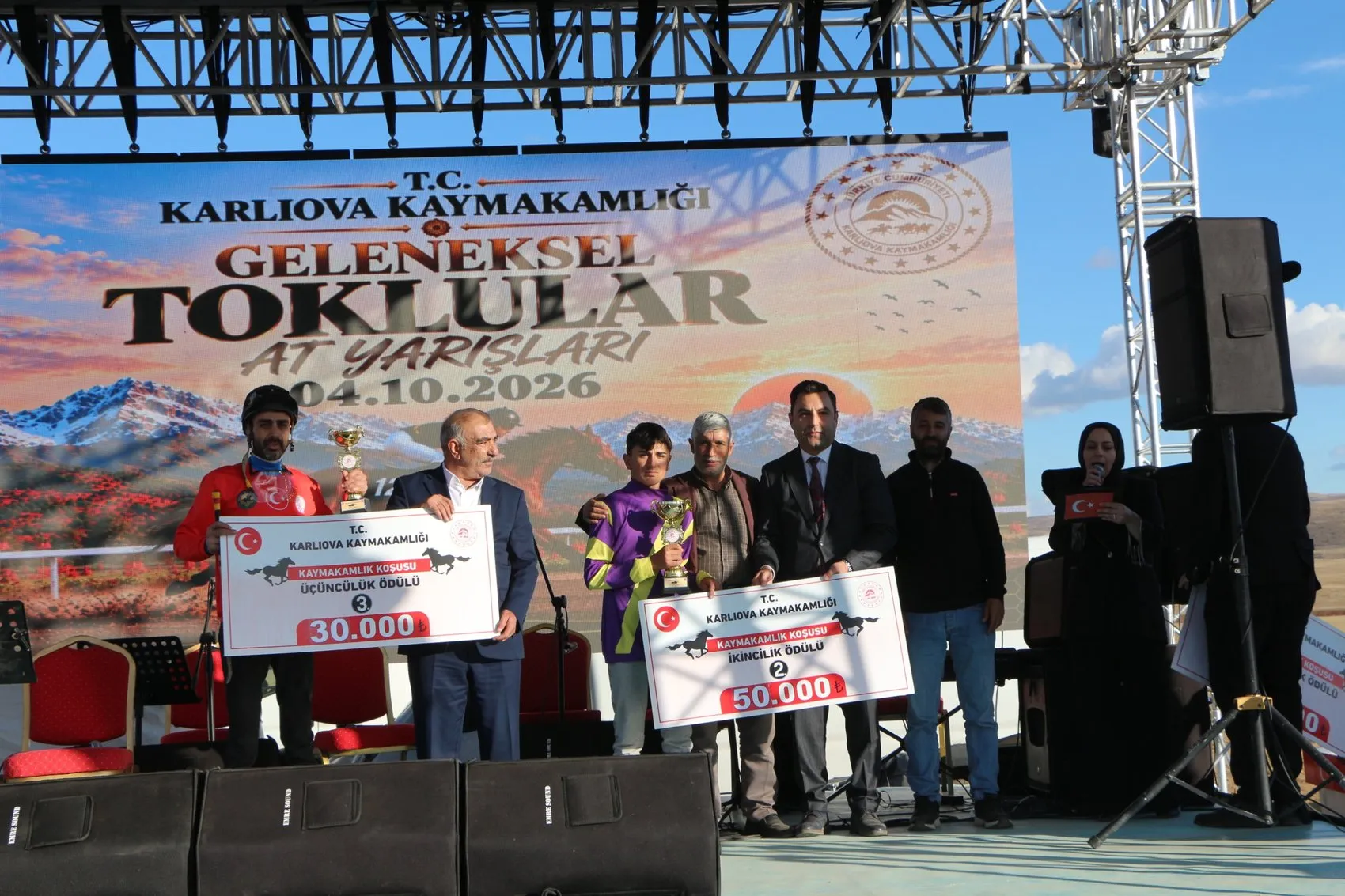 Karlıova'da düzenlenen geleneksel at yarışlarında 620 bin lira ödül dağıtıldı