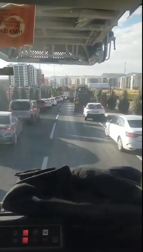 Mardin trafiğinde örnek davranış: Sürücüler itfaiyeye yol açtı