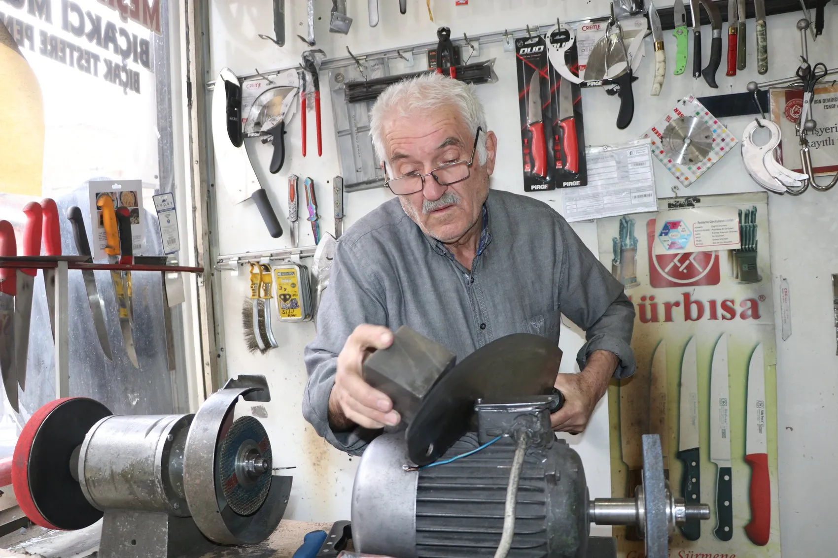 Vanlı Müzbah Usta 60 yıldır baba mesleği bileyiciliği yaşatıyor