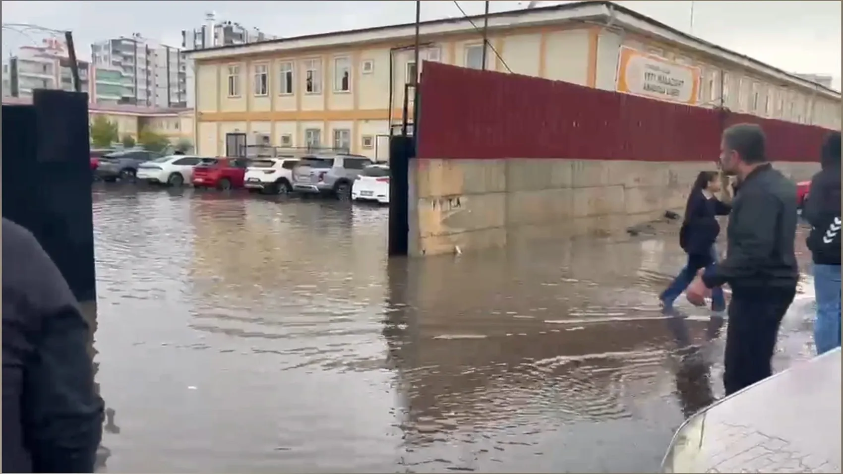 Diyarbakır'da sağanak yağış hayatı felç etti