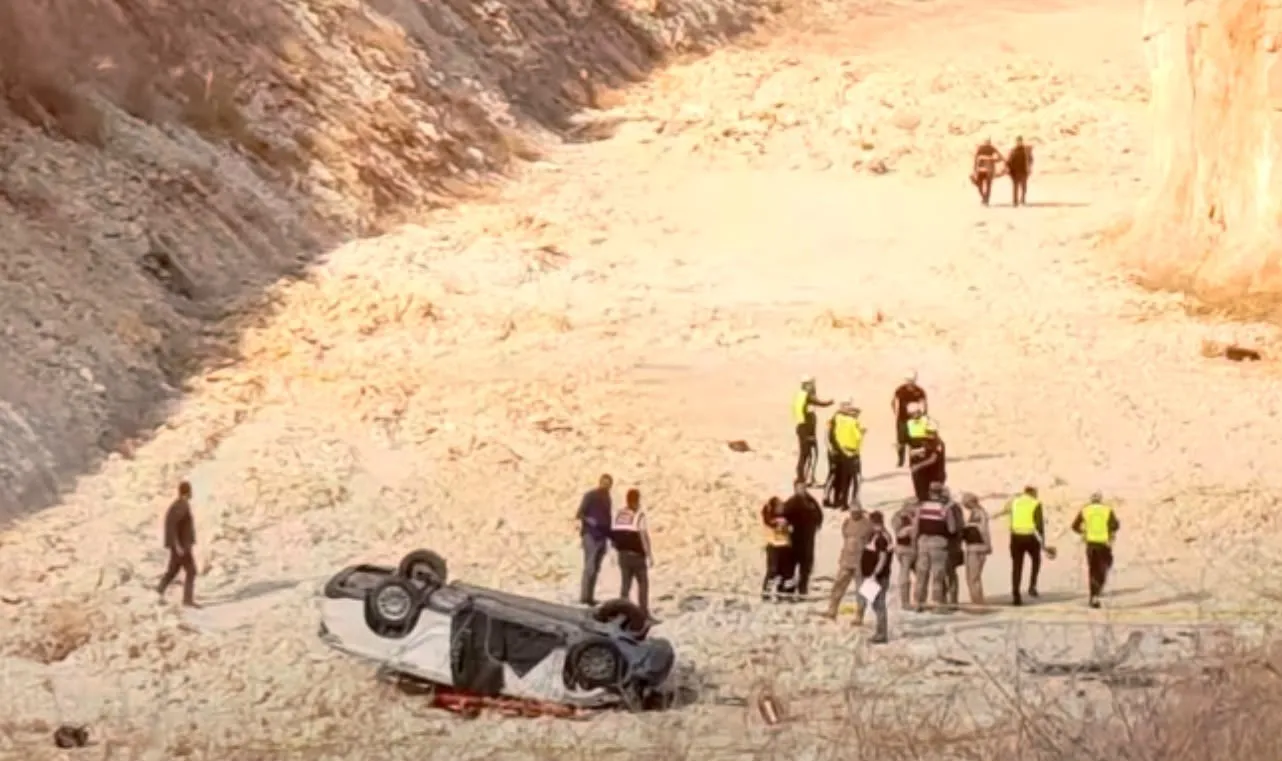 Şanlıurfa'da otomobil 15 metre yükseklikten şarampole uçtu