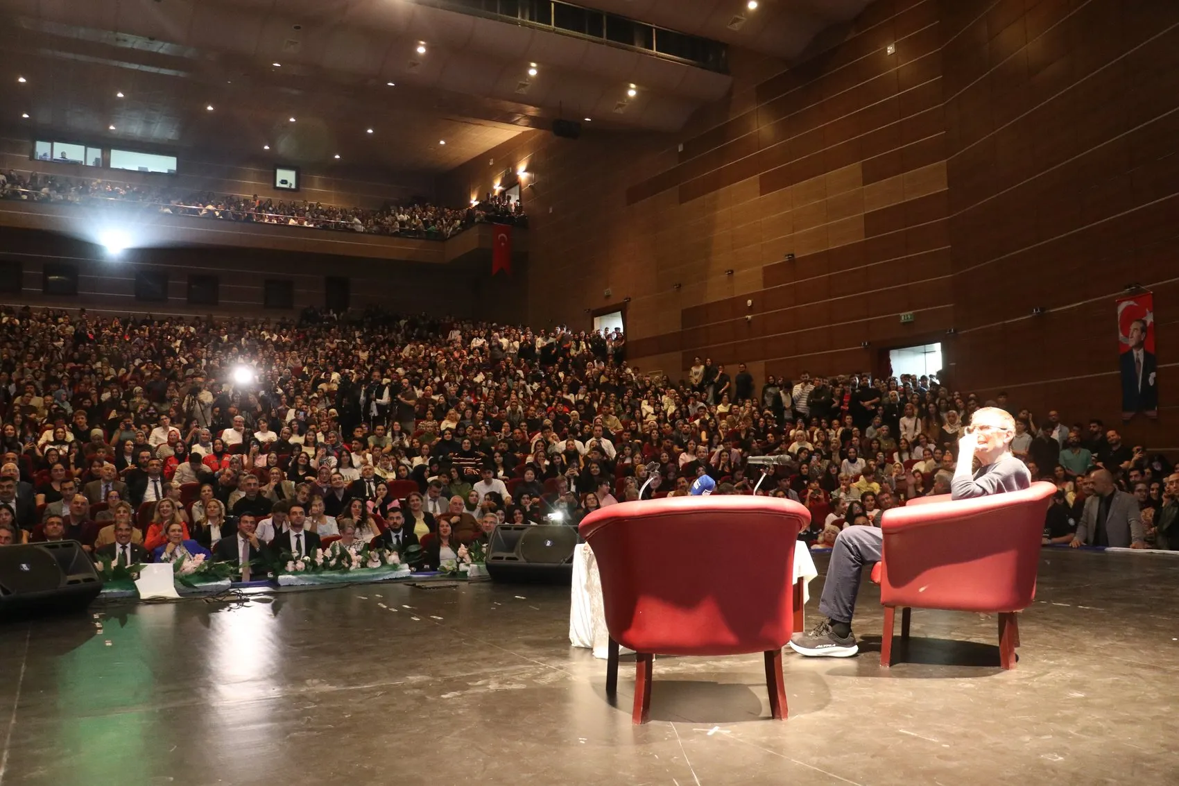 Nobel ödüllü Aziz Sancar Diyarbakır'da öğrencilerle bir araya geldi