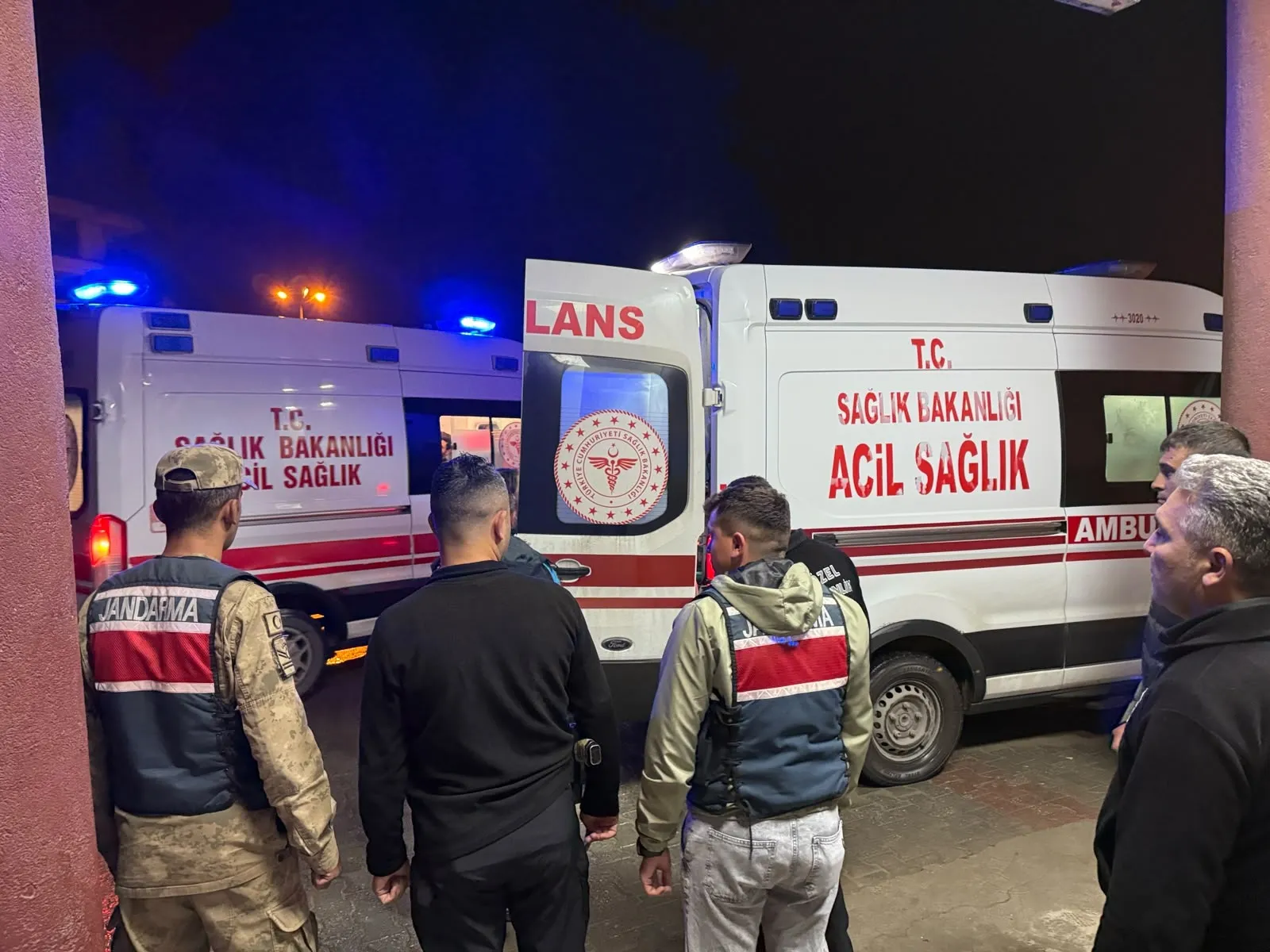 Hakkari'de kaçak göçmenleri taşıyan minibüs dereye yuvarlandı 20 yaralı