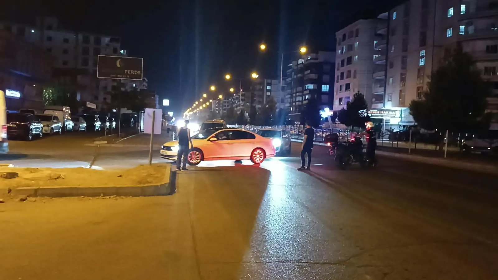 Batman'da kaza sonrası mahalleli yolu trafiğe kapattı
