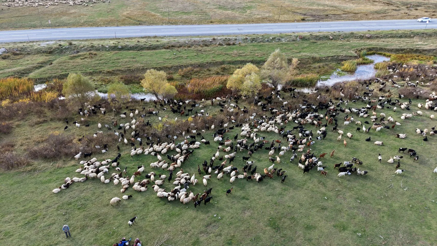 Van ve Bitlis yaylalarından göçerlerin zorlu dönüş yolculuğu başladı