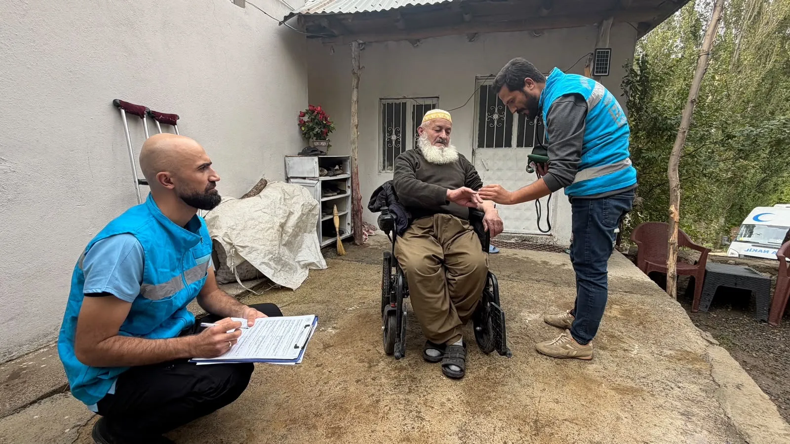 Kazak doktor Hakkari sınırında şifa dağıtıyor