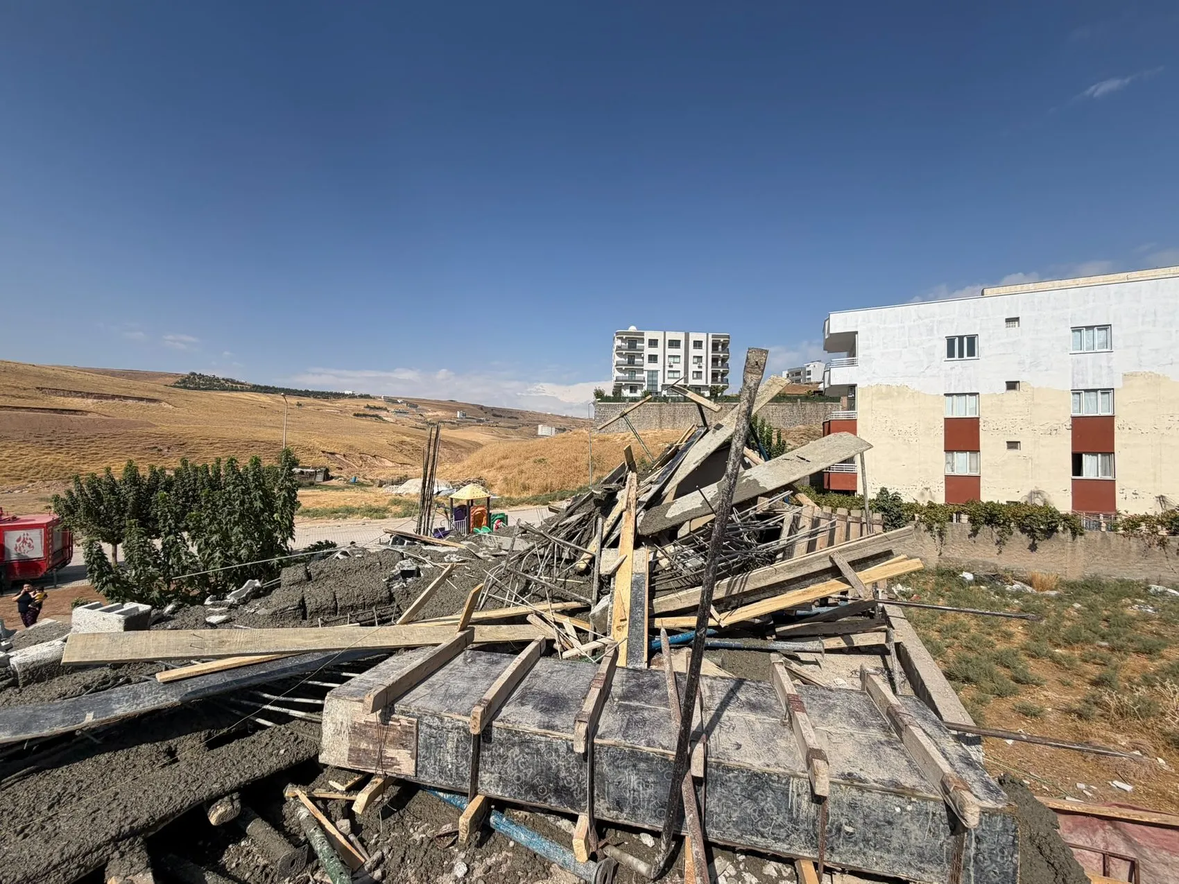 Cizre'de inşaat halindeki evin ikinci katı çöktü: 5 yaralı