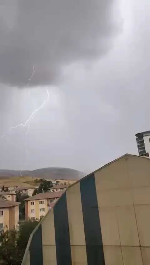 Siirt Kurtalan'da tarlaya yıldırım düşme anı cep telefonuyla görüntülendi