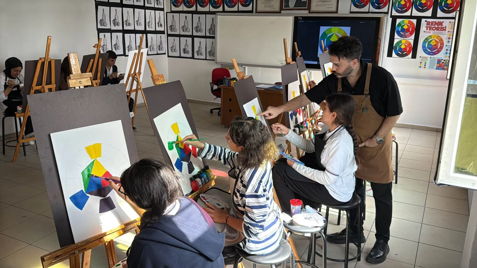 Midyatlı öğrenciler sanat atölyesinde geleceğin ressamları olmak için çalışıyor