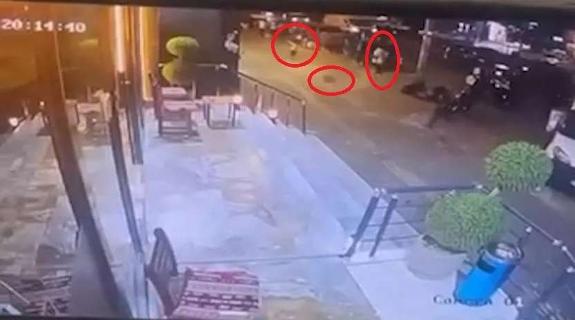 Diyarbakır'da binadan kopan sıva parçaları kaldırıma düştü