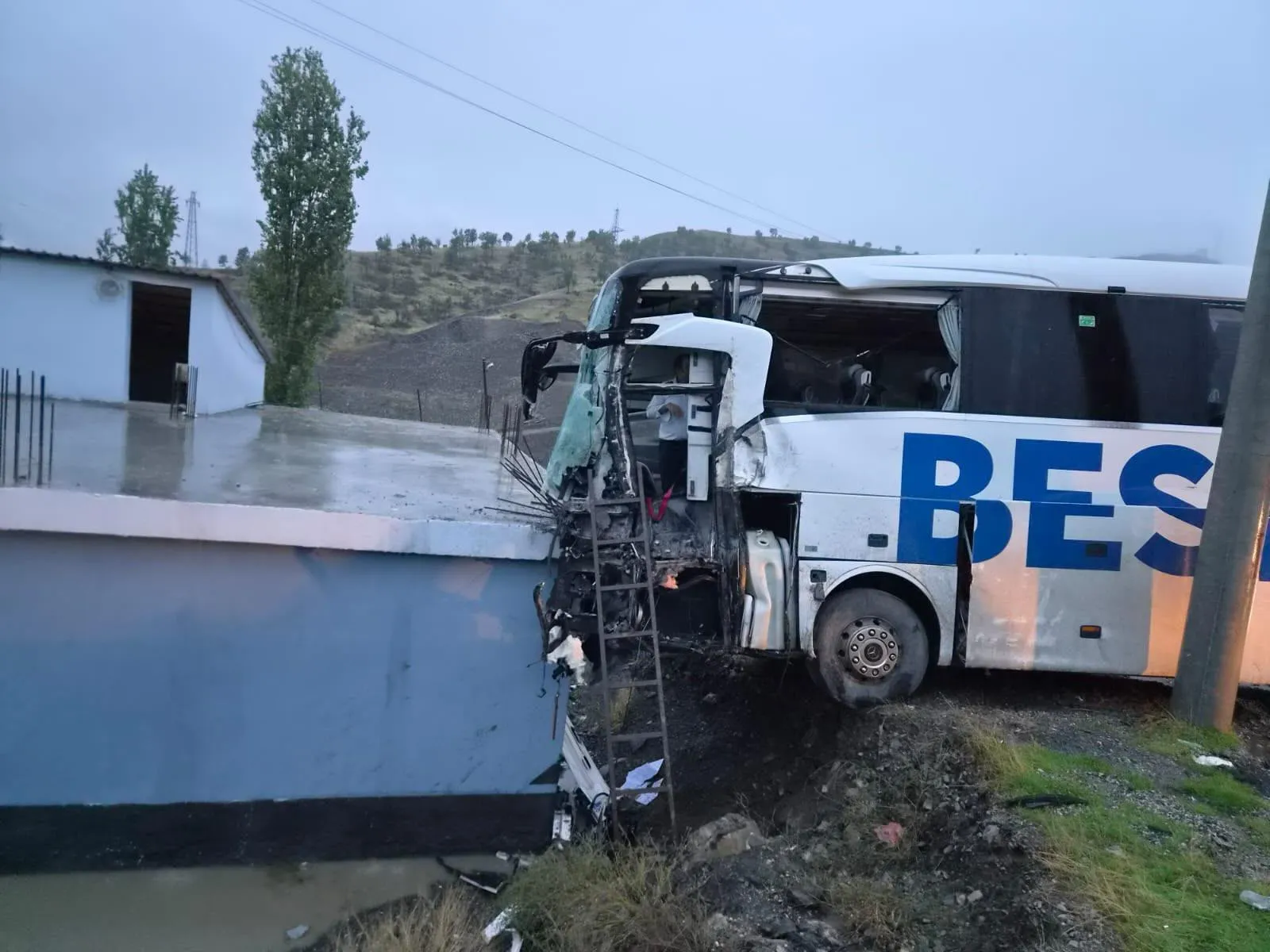 Şırnak Uludere'de yolcu otobüsü ile TIR çarpıştı: 1 ölü, 14 yaralı