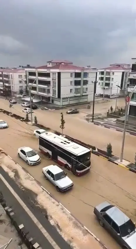 Diyarbakır Ergani ilçesinde sağanak yağış hayatı durma noktasına getirdi