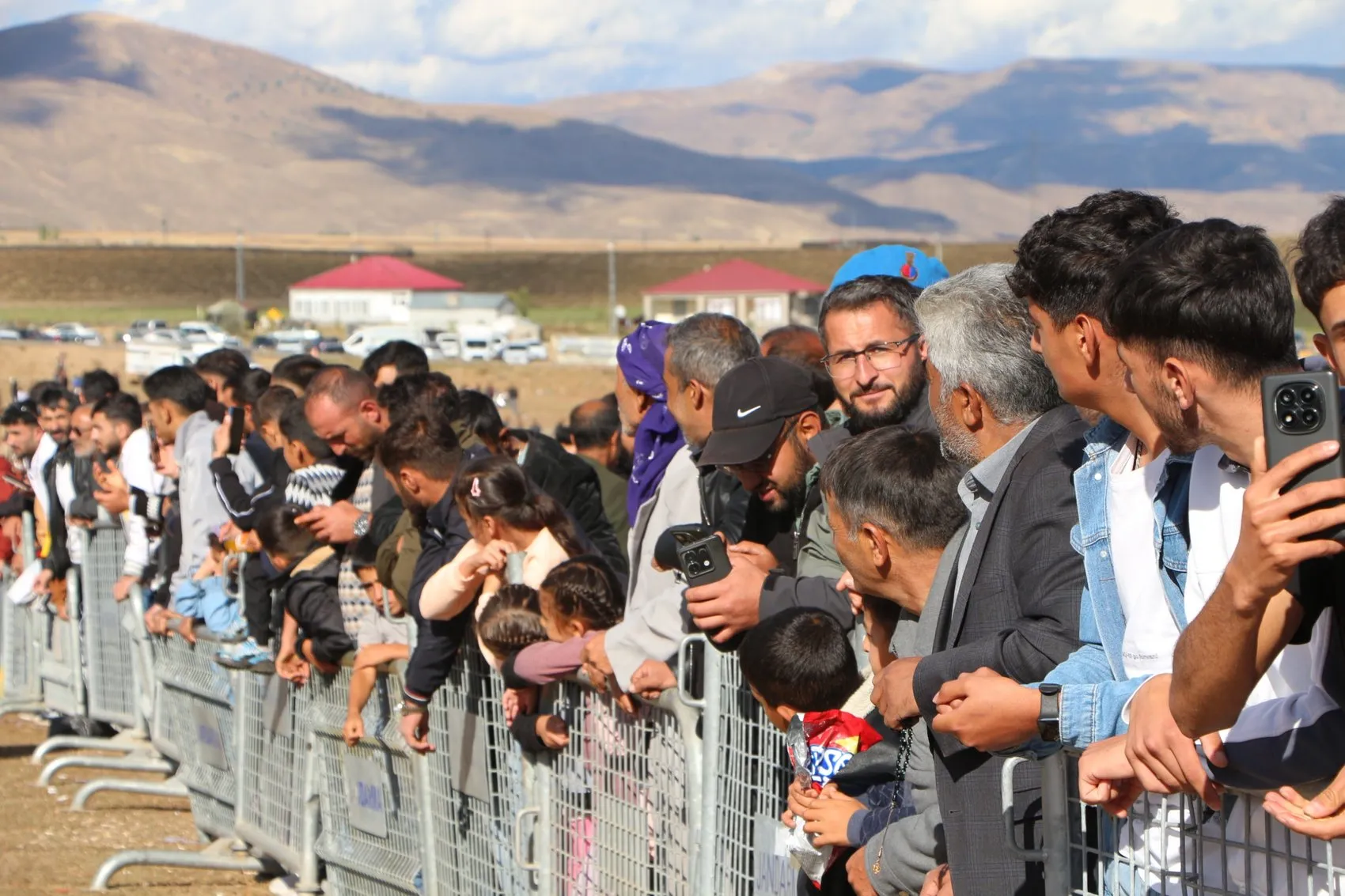 Karlıova'da düzenlenen geleneksel at yarışlarında 620 bin lira ödül dağıtıldı