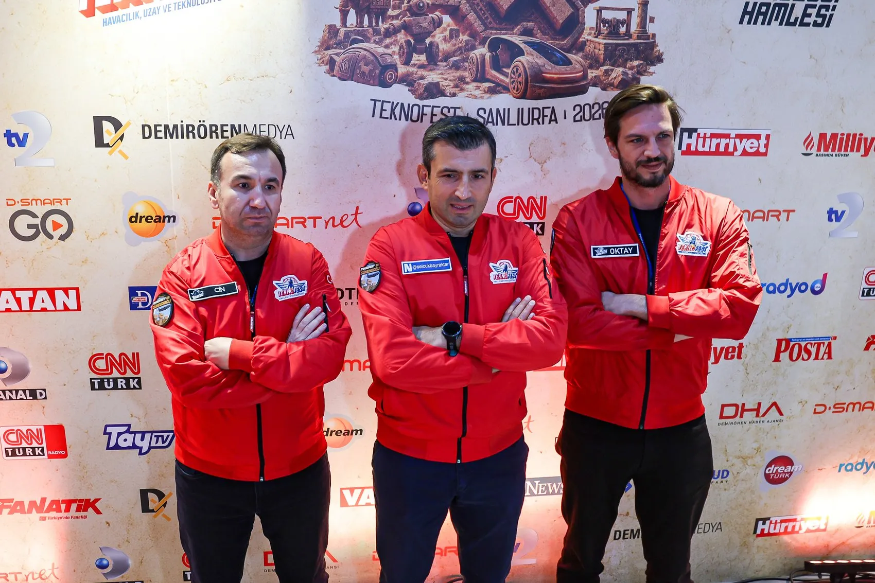 Selçuk Bayraktar Şanlıurfa'da Demirören Medya standını inceledi