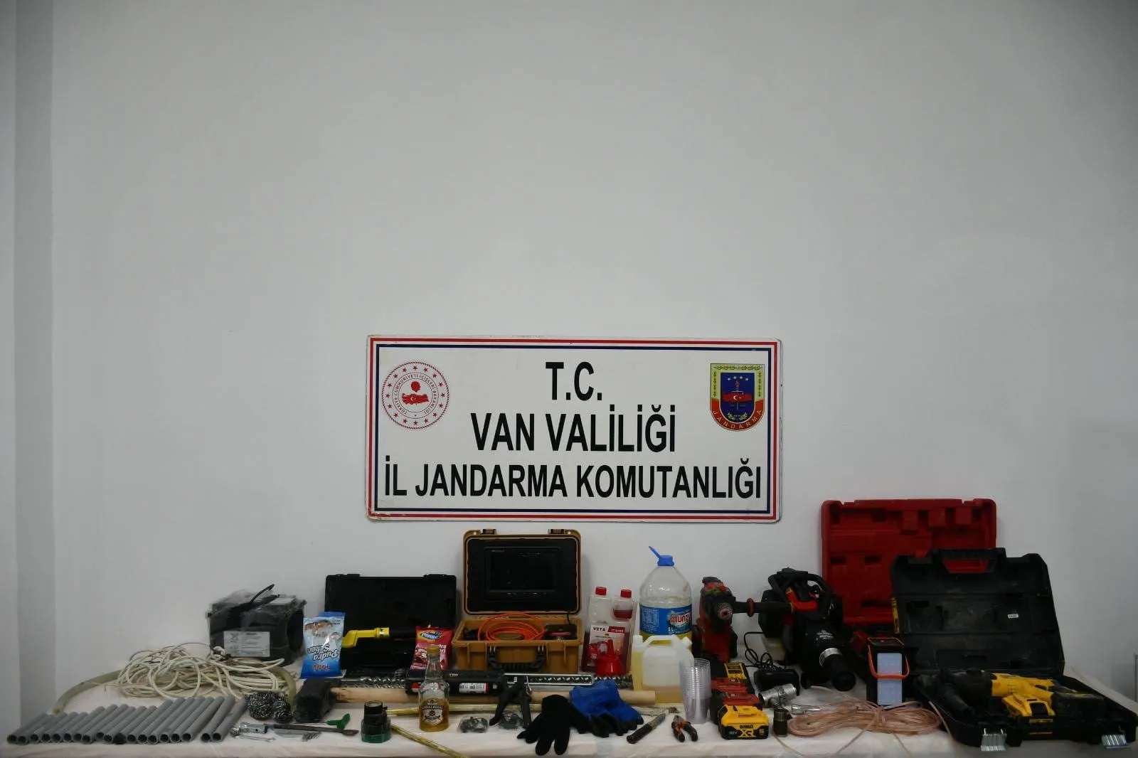 Van Gürpınar'da tarihi kaya mezarına patlayıcıyla saldıran 5 kişi yakalandı