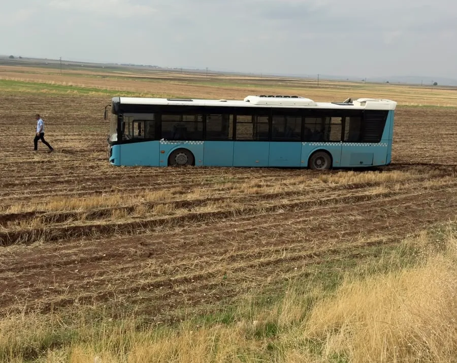 Diyarbakır'da yolcu otobüsü kontrolden çıkarak tarlaya girdi