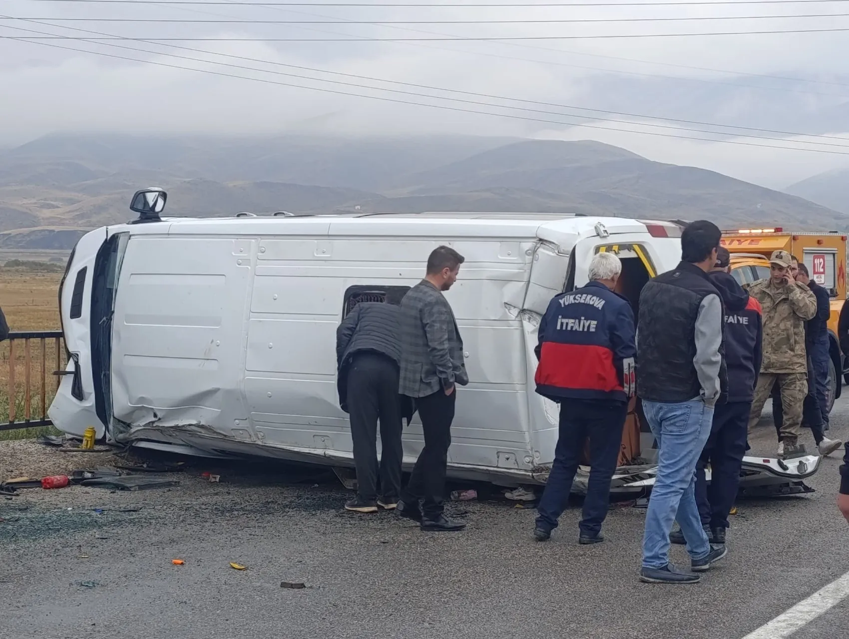 Yüksekova'da öğrenci servisi devrildi 12 yaralı