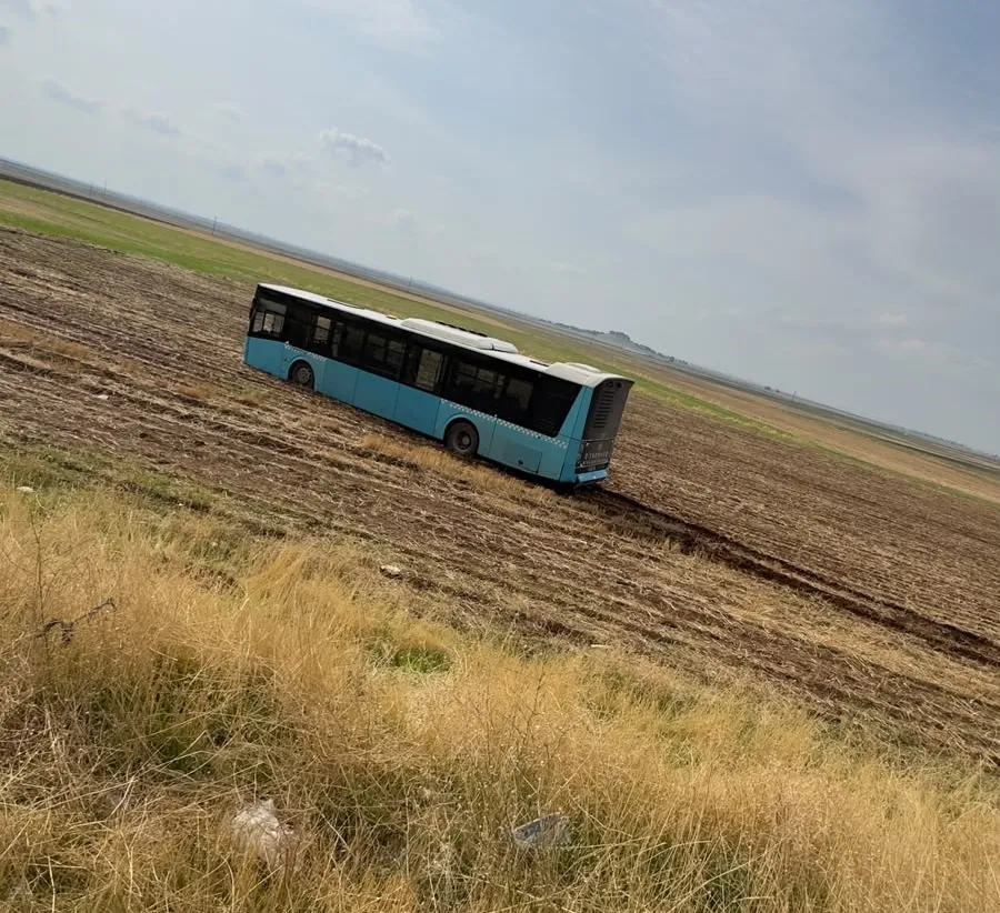 Diyarbakır'da yolcu otobüsü kontrolden çıkarak tarlaya girdi