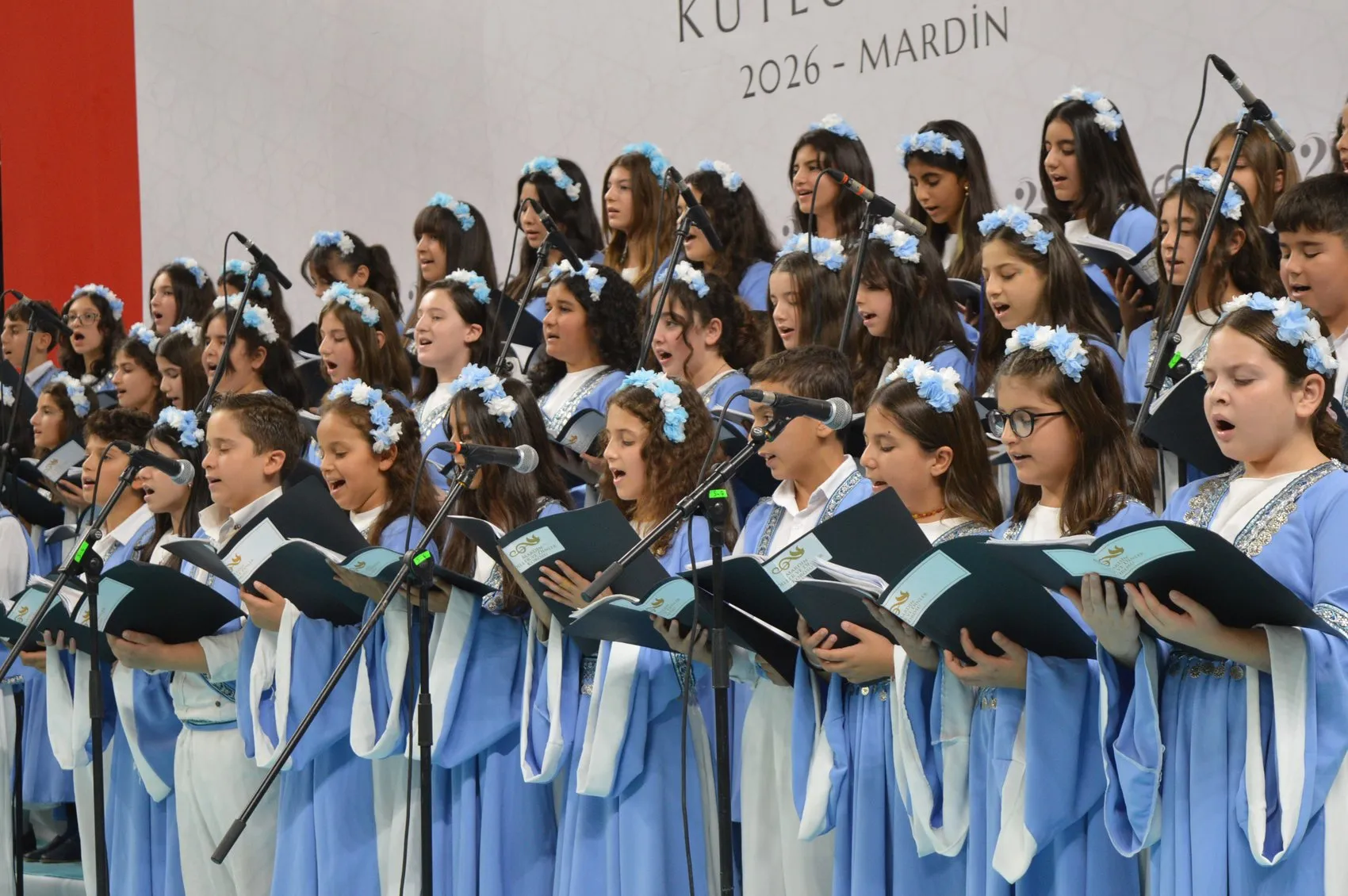 Mardin'de Cumhuriyet coşkusu çocuk korosundan dört dilde türkü
