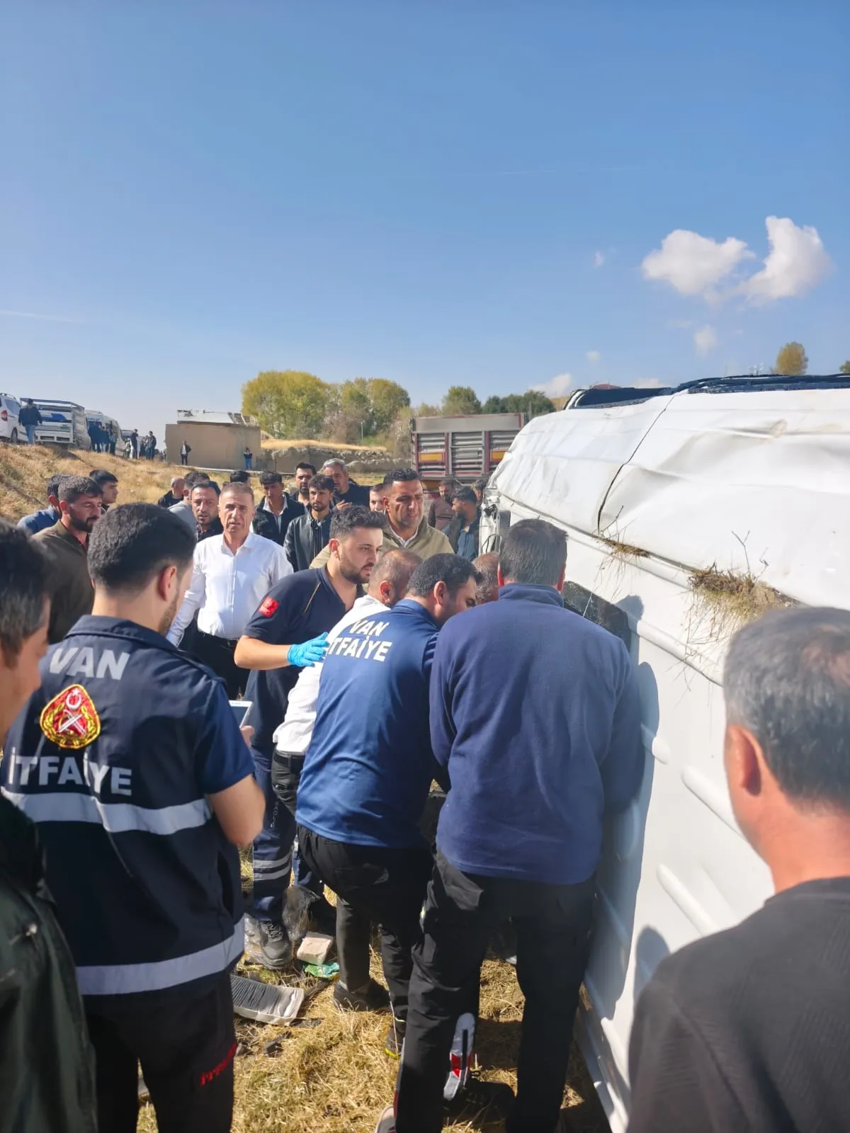 Van Gürpınar yolunda TIR ve minibüs çarpıştı 11 kişi yaralandı