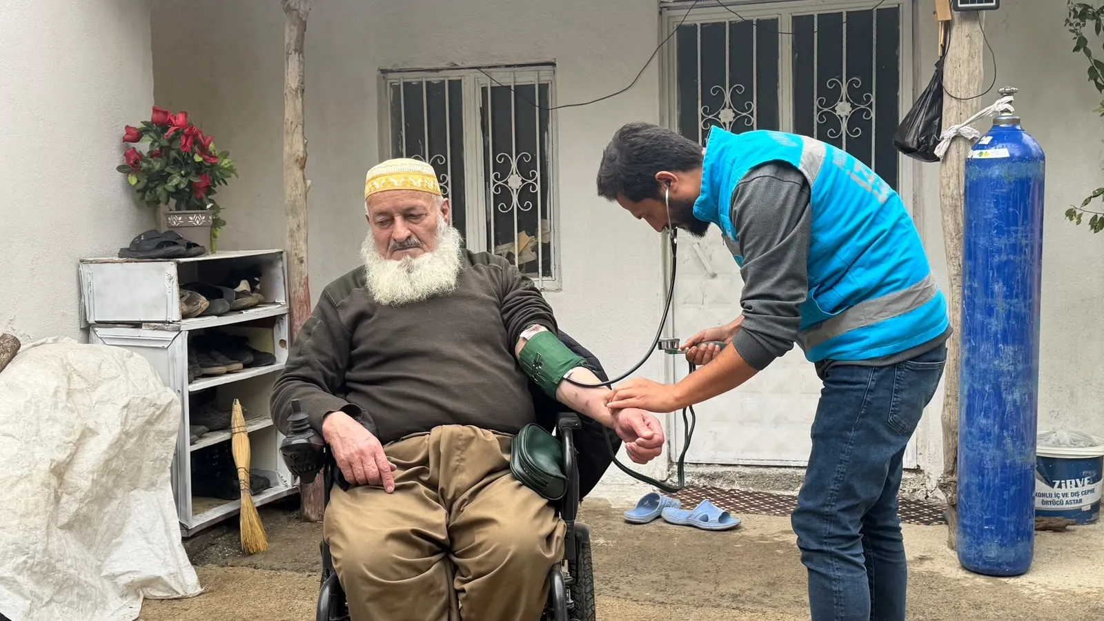 Kazak doktor Hakkari sınırında şifa dağıtıyor