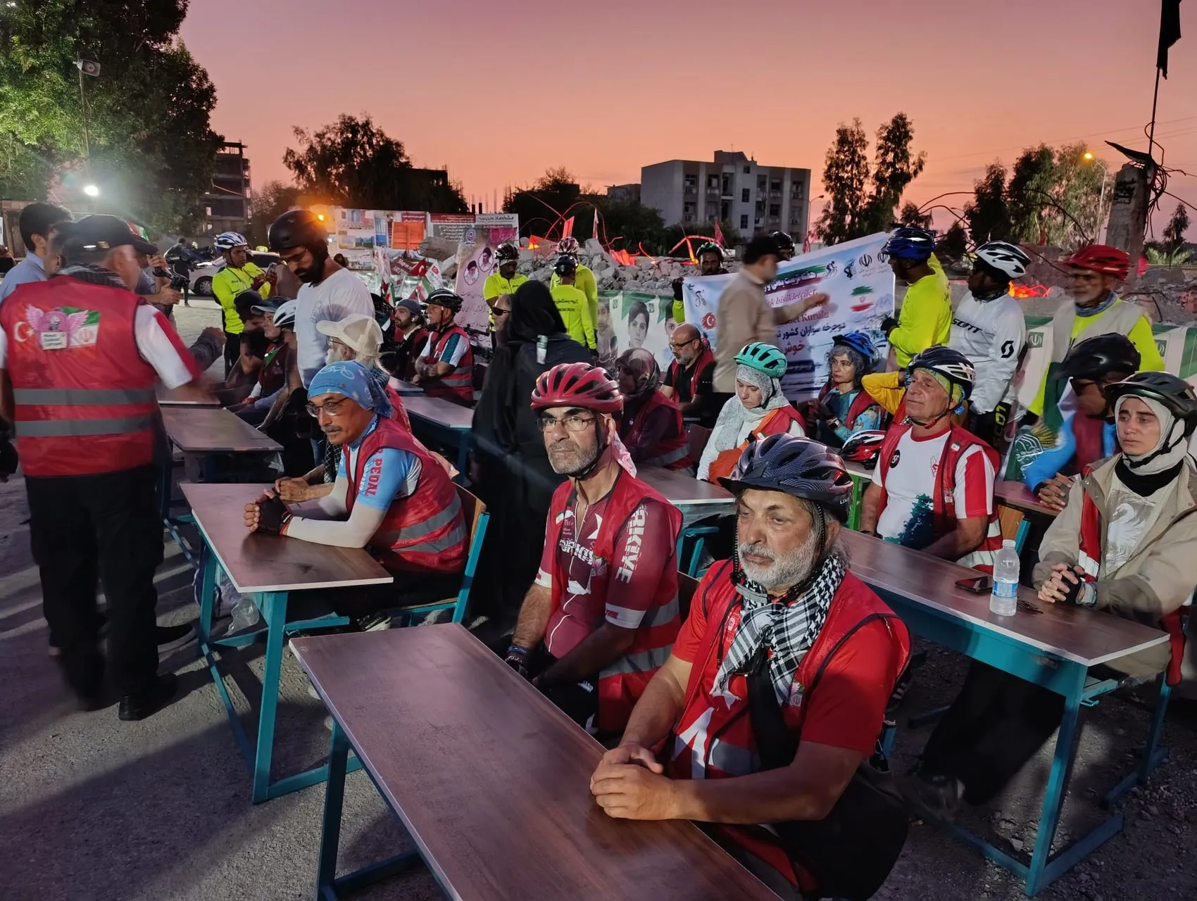 Diyarbakırlı bisikletçiler 3 bin kilometre pedal çevirip İran'daki okul saldırısını andı