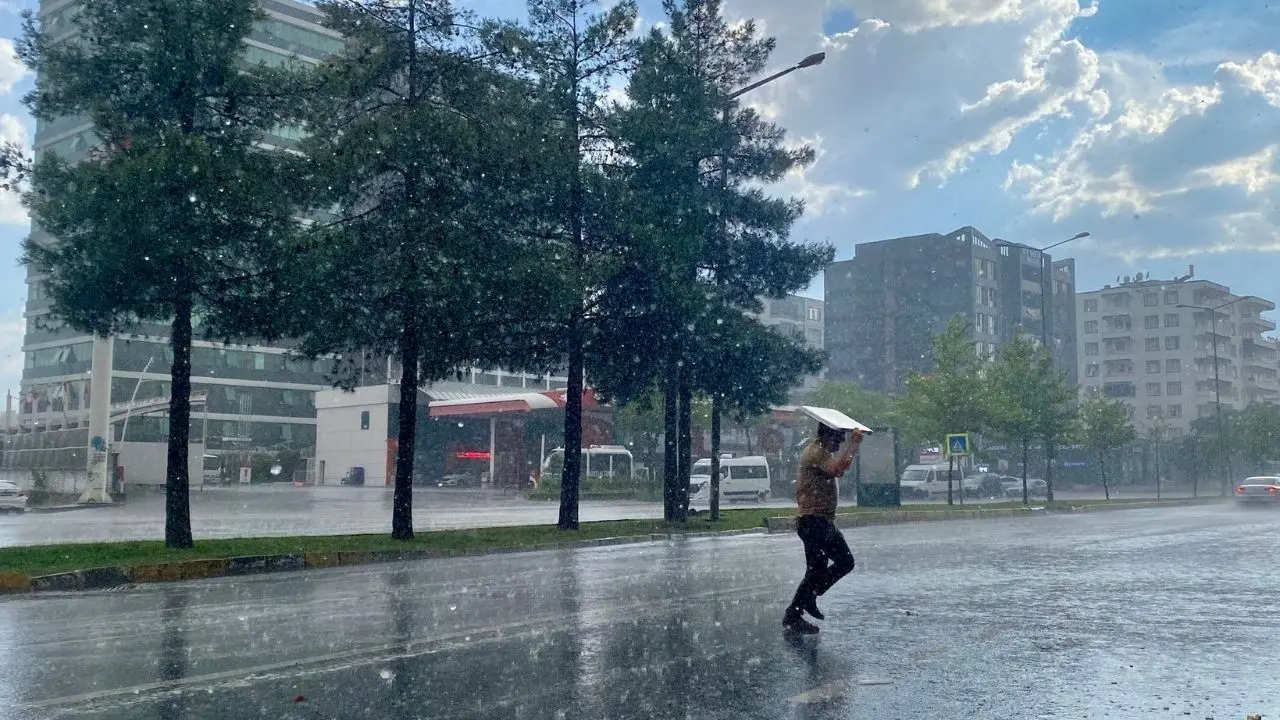 SON DAKİKA: Diyarbakır'da zor anlar! Yağmur, dolu ve şimşek aynı anda