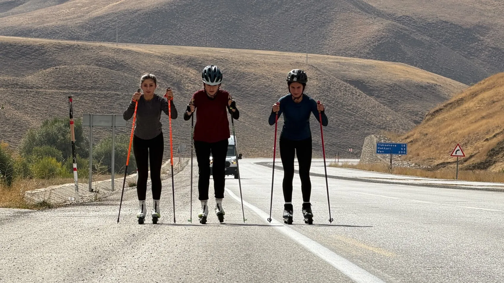 Yüksekova'da sporcular antrenman pisti olmadığı için trafiğin aktığı yollarda çalışıyor