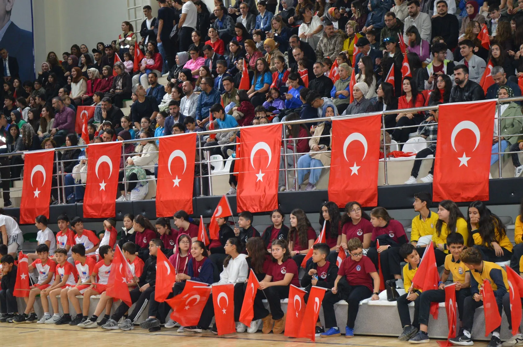 Mardin'de Cumhuriyet coşkusu çocuk korosundan dört dilde türkü
