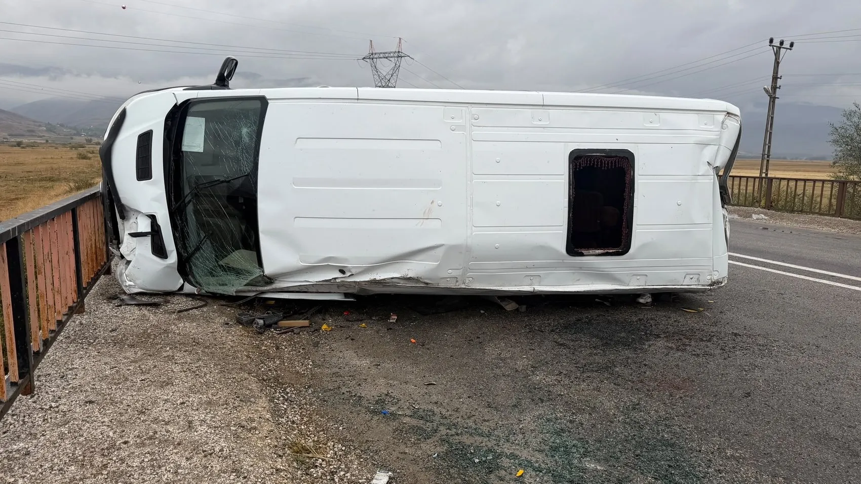 Yüksekova'da öğrenci servisi devrildi 12 yaralı