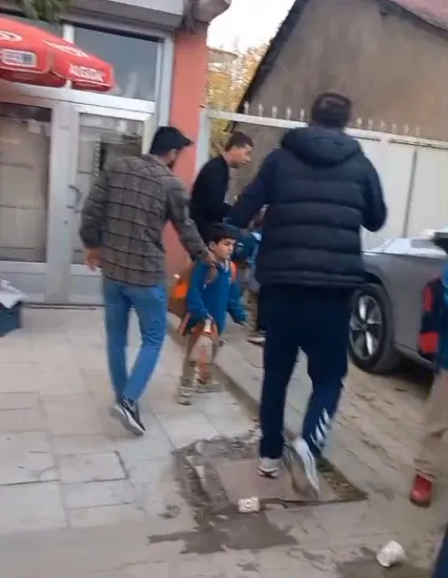 Yüksekova'da kalp krizi geçiren servis sürücüsü binaya çarptı